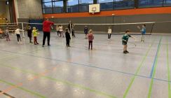Badminton: 42 Schüler lernen Badminton im Sportunterricht kennen