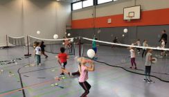 Badminton: 60 Kinder haben den Badminton-sport in der Schule kennenlernen können
