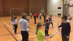 Badminton im Sportunterricht der Grundschule Manderbach